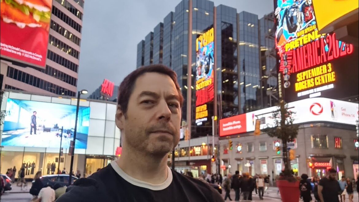 Toronto LIVE: Exploring Downtown On Wednesday Evening During A Rare “Super Blue Moon” Toronto LIVE: Exploring Downtown On Wednesday Evening During A Rare "Super Blue Moon"