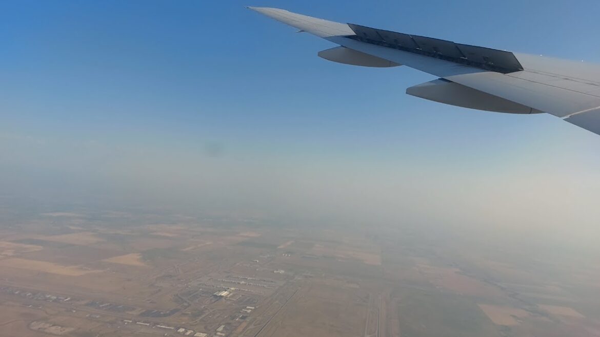 United Airlines Boeing 777-200 Landing in Denver(DEN) United Airlines Boeing 777-200 Landing in Denver(DEN)