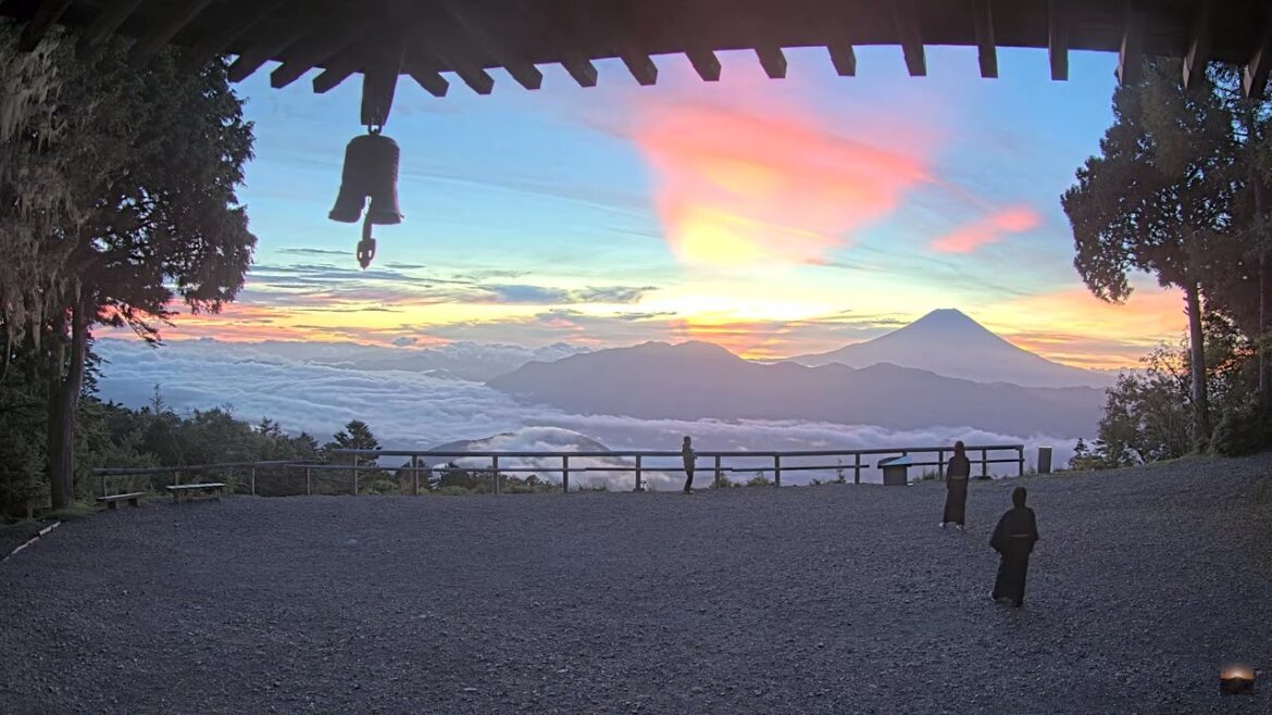 【4K】2023年8月31日 七面山(標高1,982m)から見た富士山 【4K】2023年8月31日 七面山(標高1,982m)から見た富士山