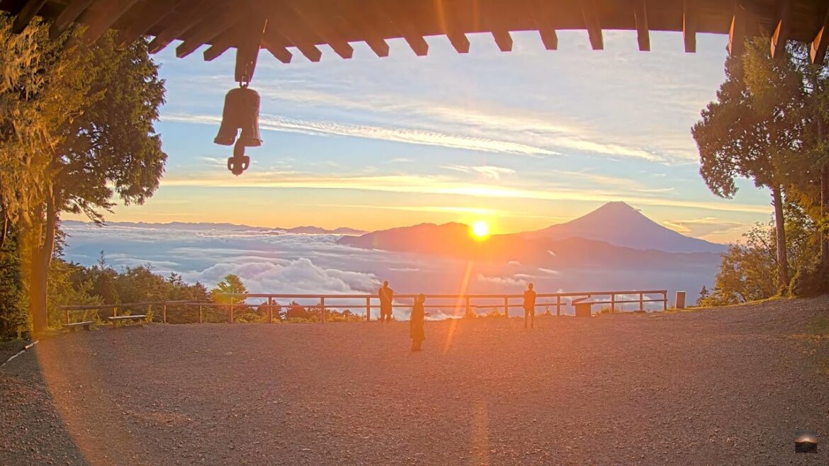 【4K】2023年8月30日 七面山(標高1,982m)から見た富士山 【4K】2023年8月30日 七面山(標高1,982m)から見た富士山