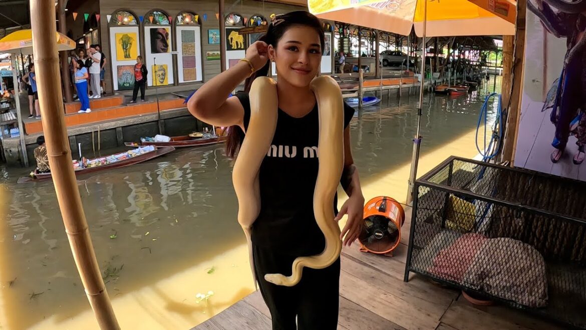 Snake Oil Salesman Using Pretty Girl in Bangkok Floating Market 🇹🇭