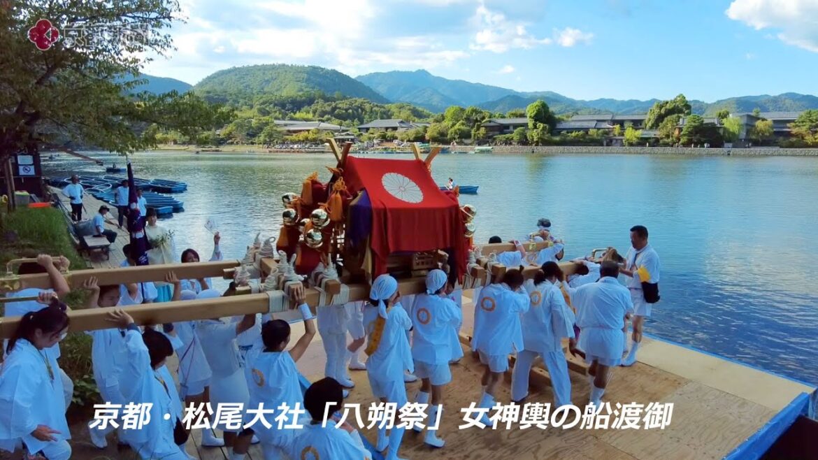 京都・松尾大社「八朔祭」女神輿の船渡御（2023年9月3日　京都市西京区・右京区）　Mikoshi carried by women near Togetsukyo Bridge in Kyoto