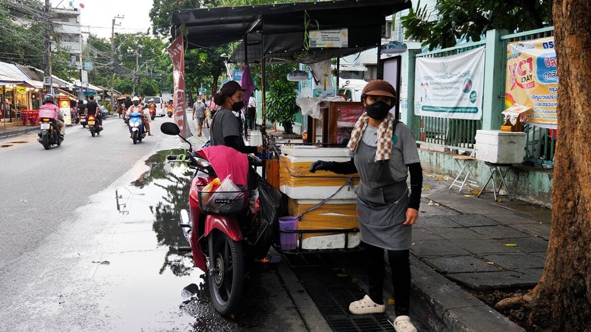 Amazing sisters duo ! $1 burger truck in Bangkok | thai street food