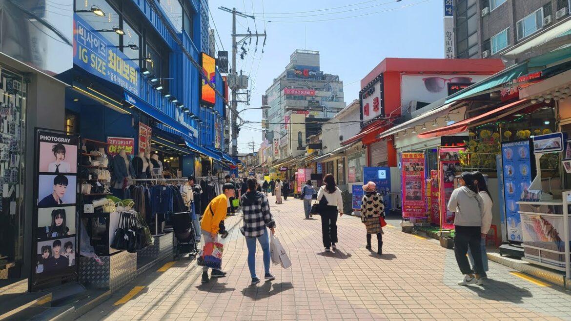 4K Seoul Walking Tour | Hongdae, Sinchon Shopping Street, Ewha Womans University Youthful Ambience 4K Seoul Walking Tour | Hongdae, Sinchon Shopping Street, Ewha Womans University Youthful Ambience