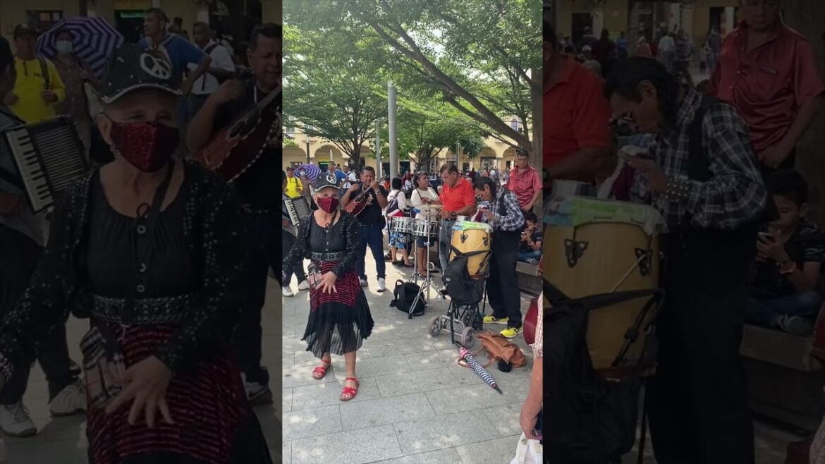 He stands out in El Salvador… 🇸🇻