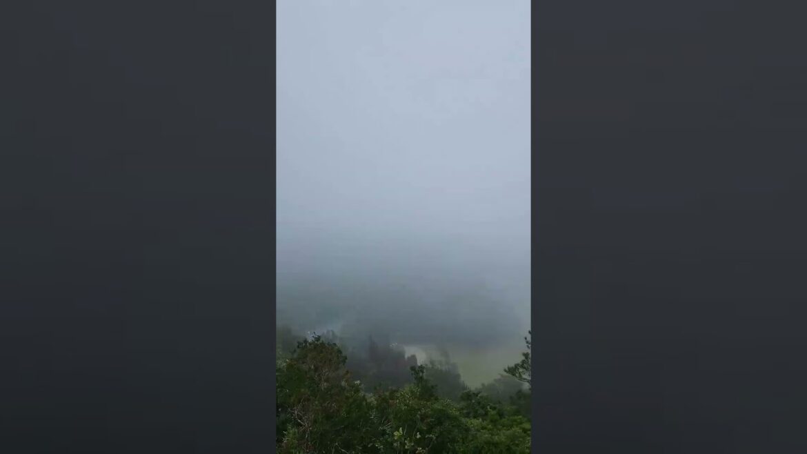 強風と霧で何も見えない展望台