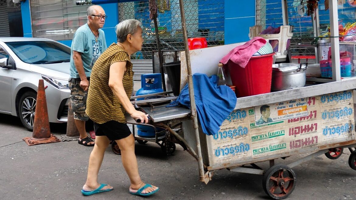 The most hardworking grandpa grandma duo in China Town ! | thai street food