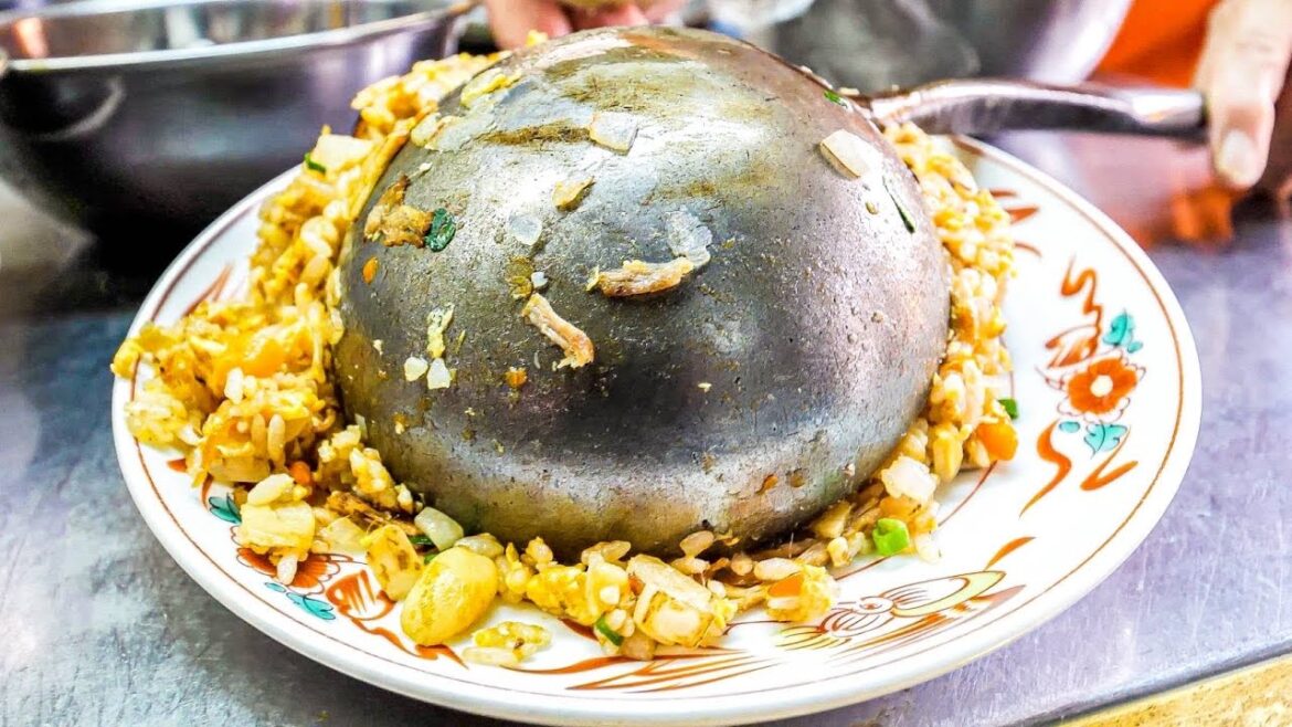 信じられない量のデカ盛り中華食堂！働く地元民を５０年間支え続けた問答無用のガツ盛り仰天メシ丨Amazing Wok Skills in Japan