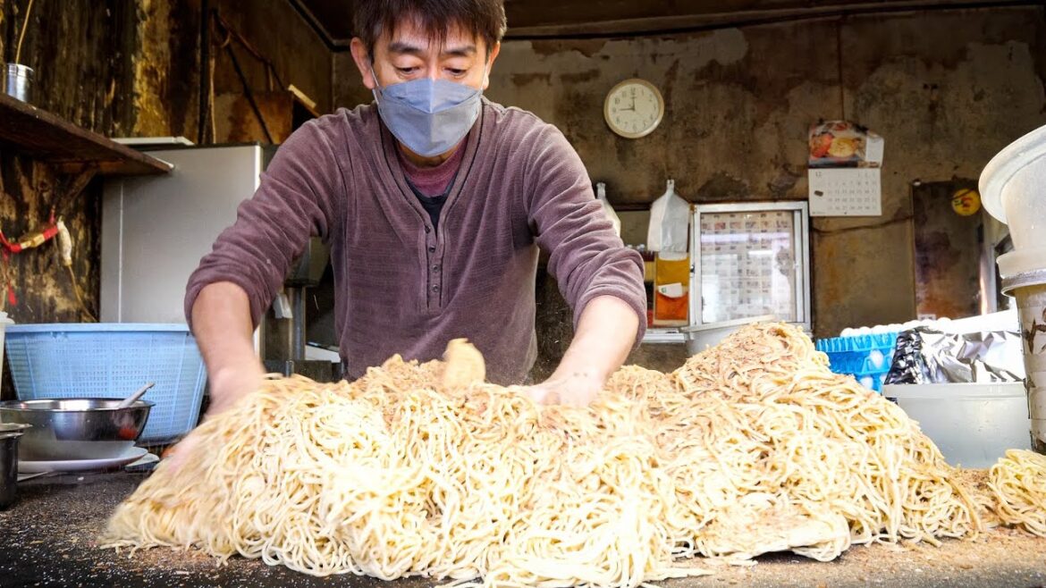 信じられない爆量焼きそば！驚異の人気を誇る鬼売れ鉄板グルメが凄い丨Japanese Street Food