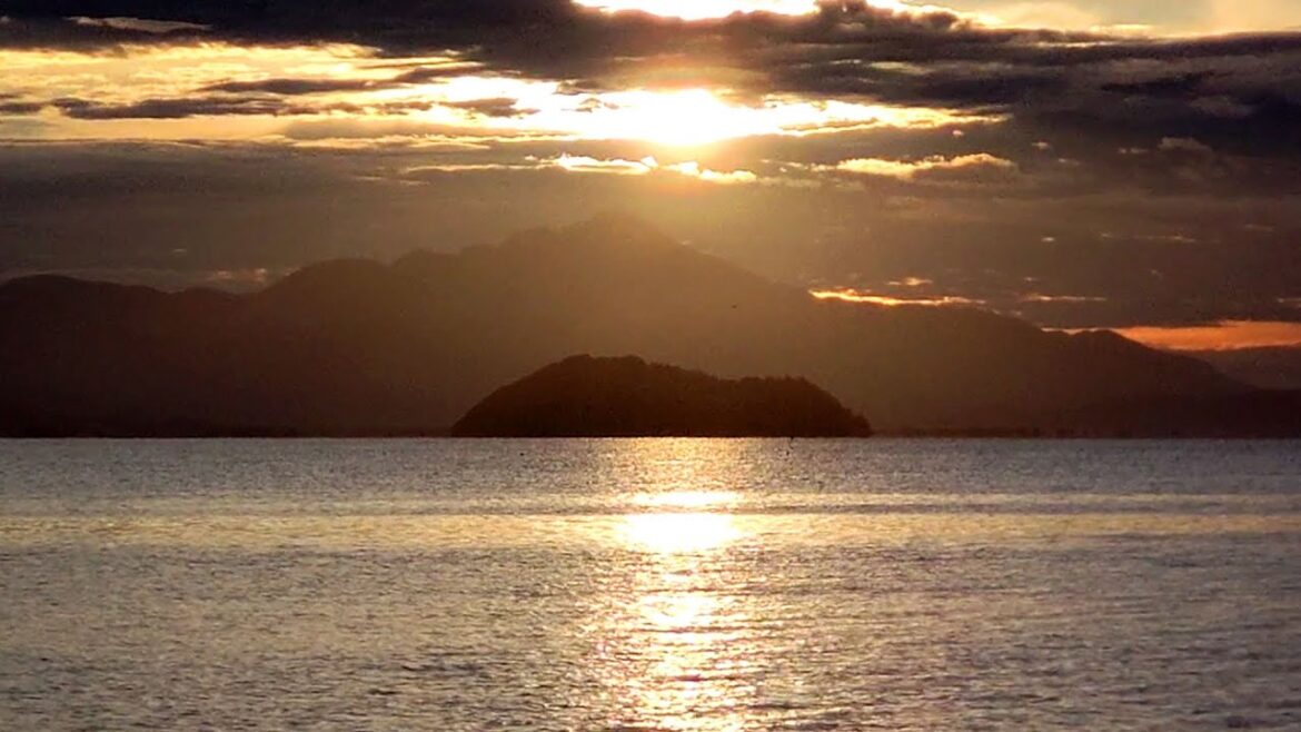 滋賀・高島の琵琶湖岸に「レイライン」出現（2023年9月23日　滋賀県高島市）　"Ley line" appears on the shore of Lake Biwa in Shiga