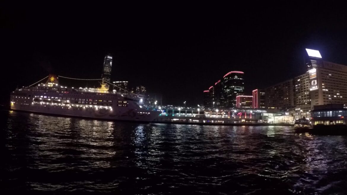 激安! 香港 九龍⇨香港島 スターフェリーに乗ってみた (夜間 100万ドル夜景) Star Ferry Ride Kowloon to Hong Kong at night 激安! 香港 九龍⇨香港島 スターフェリーに乗ってみた (夜間 100万ドル夜景) Star Ferry Ride Kowloon to Hong Kong at night