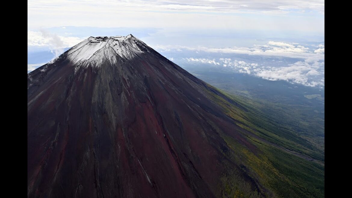 Mt. Fuji gets season's 1st snowcap