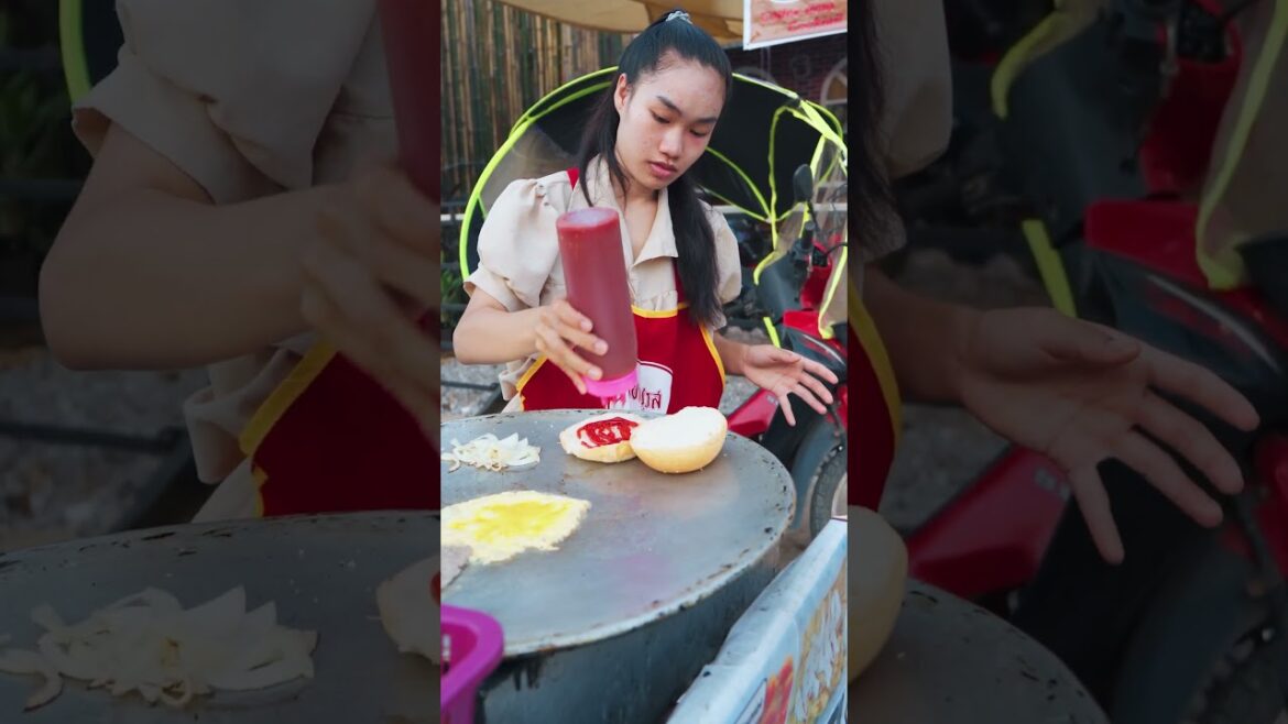 Giant Street Burger🍔 | Laos Street Food | Laos🇱🇦 | Vang Vieng #shorts