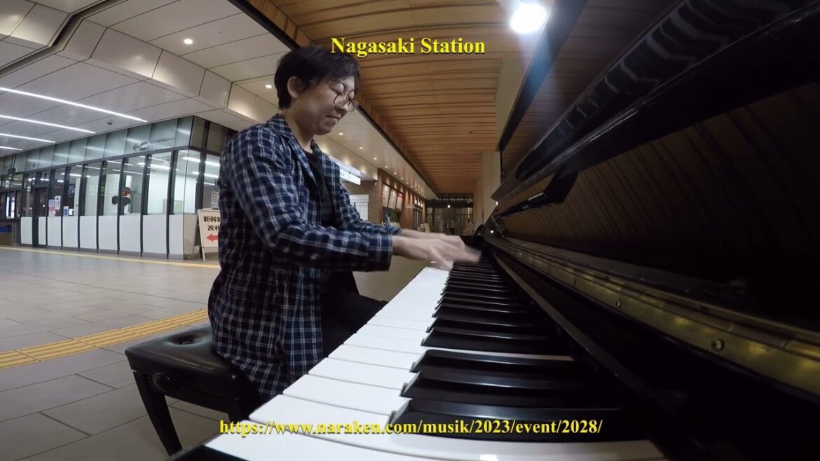 Nagasaki Station - Piano Player with Class ピアノ奏者