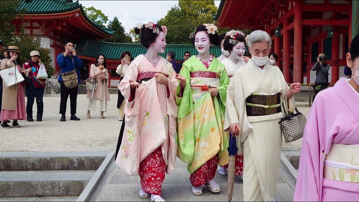 Geisha go to Heian Shrine from Gion in Kyoto on a day business trip 祇園の舞妓さんの平安神宮へ日帰り出張の様子、京都旅行 Geisha go to Heian Shrine from Gion in Kyoto on a day business trip 祇園の舞妓さんの平安神宮へ日帰り出張の様子、京都旅行