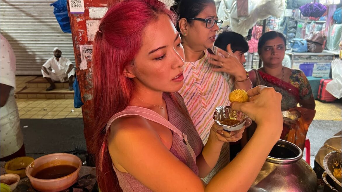 JAPANESE GIRL TRYING INDIAN STREET FOOD🇮🇳 JAPANESE GIRL TRYING INDIAN STREET FOOD🇮🇳
