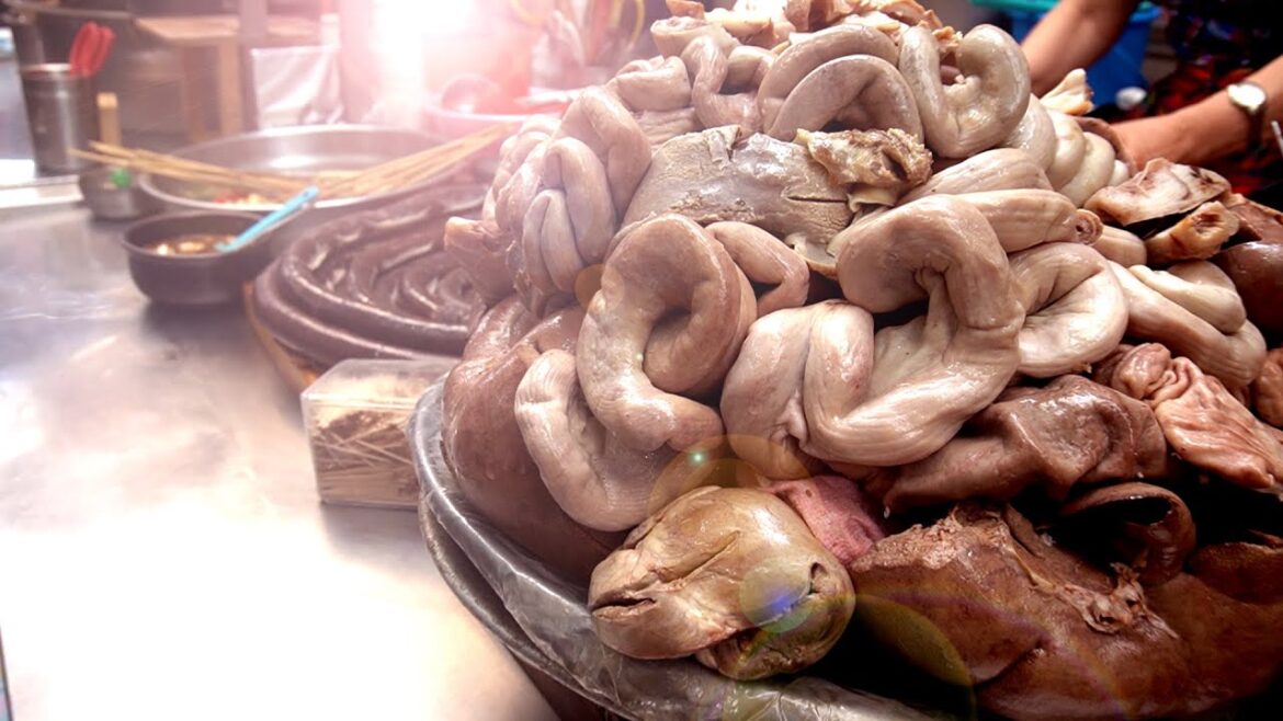 Korean Sausage (SUNDAE) with pig uterus/ Grandma, who’s been in the market for 42 years! Korean food Korean Sausage (SUNDAE) with pig uterus/ Grandma, who's been in the market for 42 years! Korean food