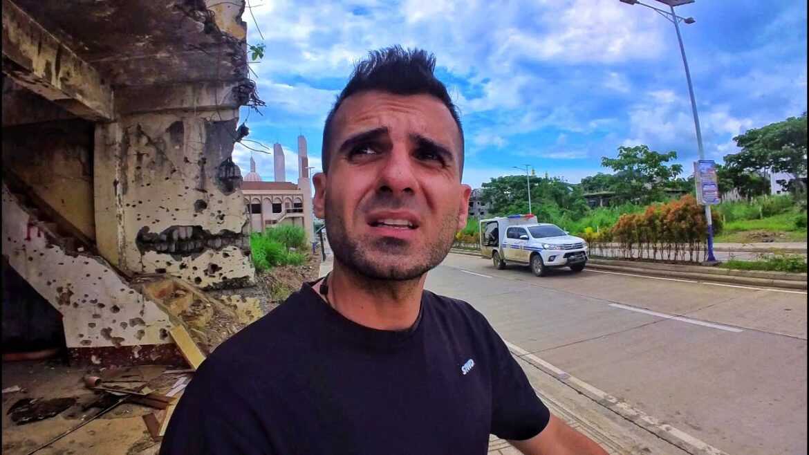 INCONJURAT DE TERORISTI, escortat de ARMATA! aici EXTREMISMUL MUSULMAN A DISTRUS TOT! INCONJURAT DE TERORISTI, escortat de ARMATA! aici EXTREMISMUL MUSULMAN A DISTRUS TOT!