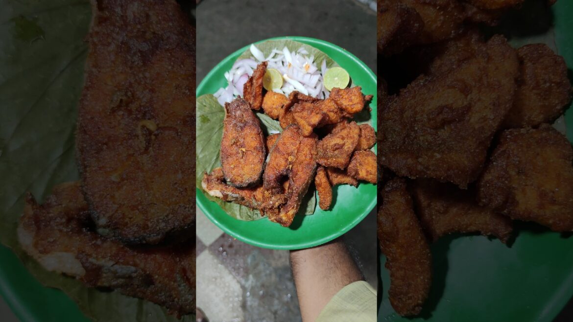 Eating Apollo Fish Pakoda|Nellore Vari Chepala Pulusu |Mr Palli Circle Tirupati #shorts #streetfood