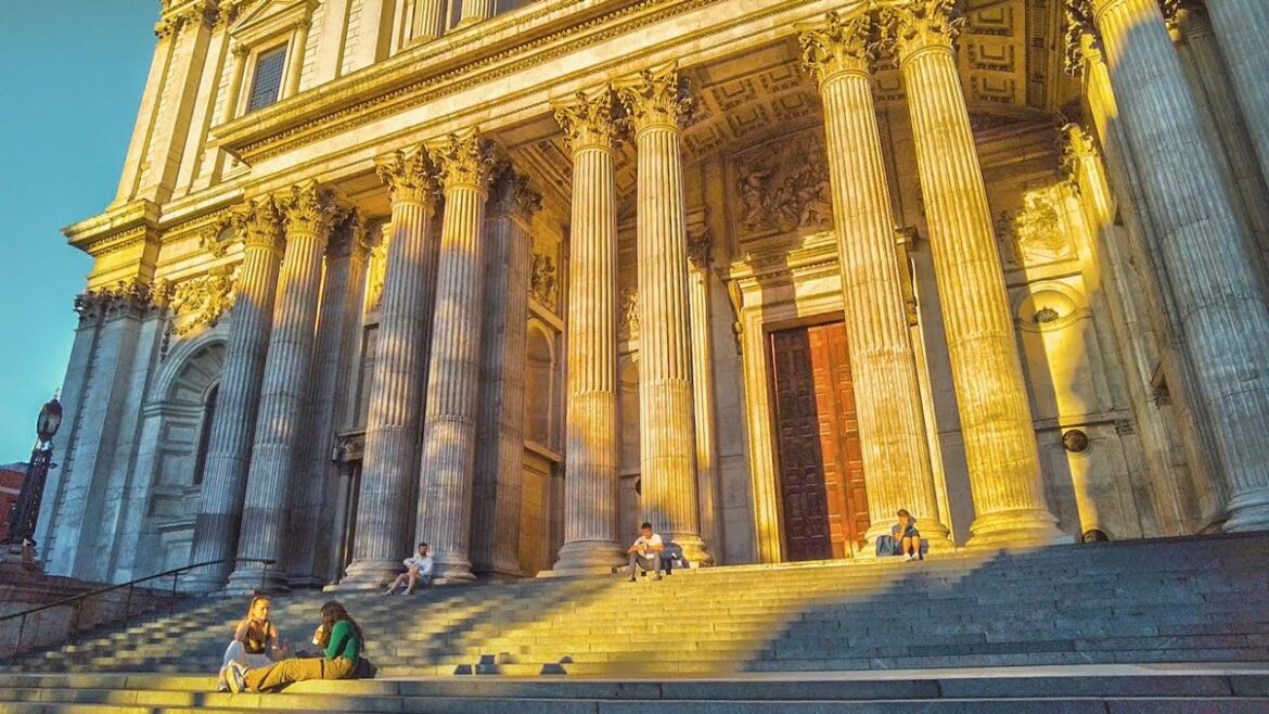 A London City Walk at Sunset - St Paul’s to Covent Garden via Fleet Street | 4K Binaural