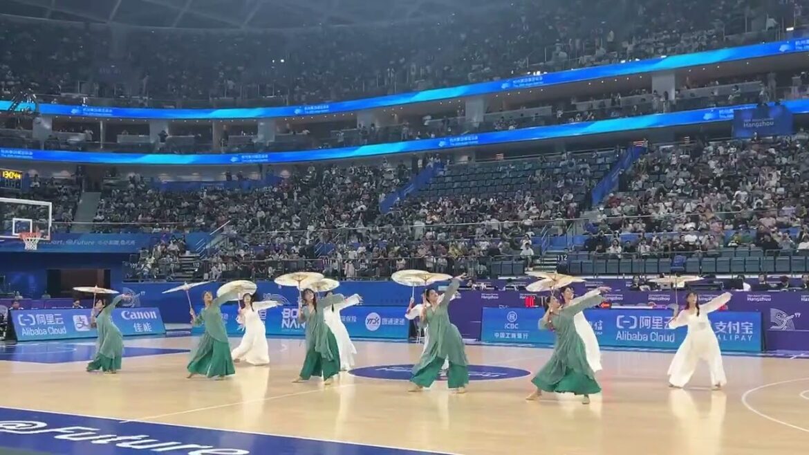 Feel the rhythm of Chinese traditional culture presented by the cheerleaders