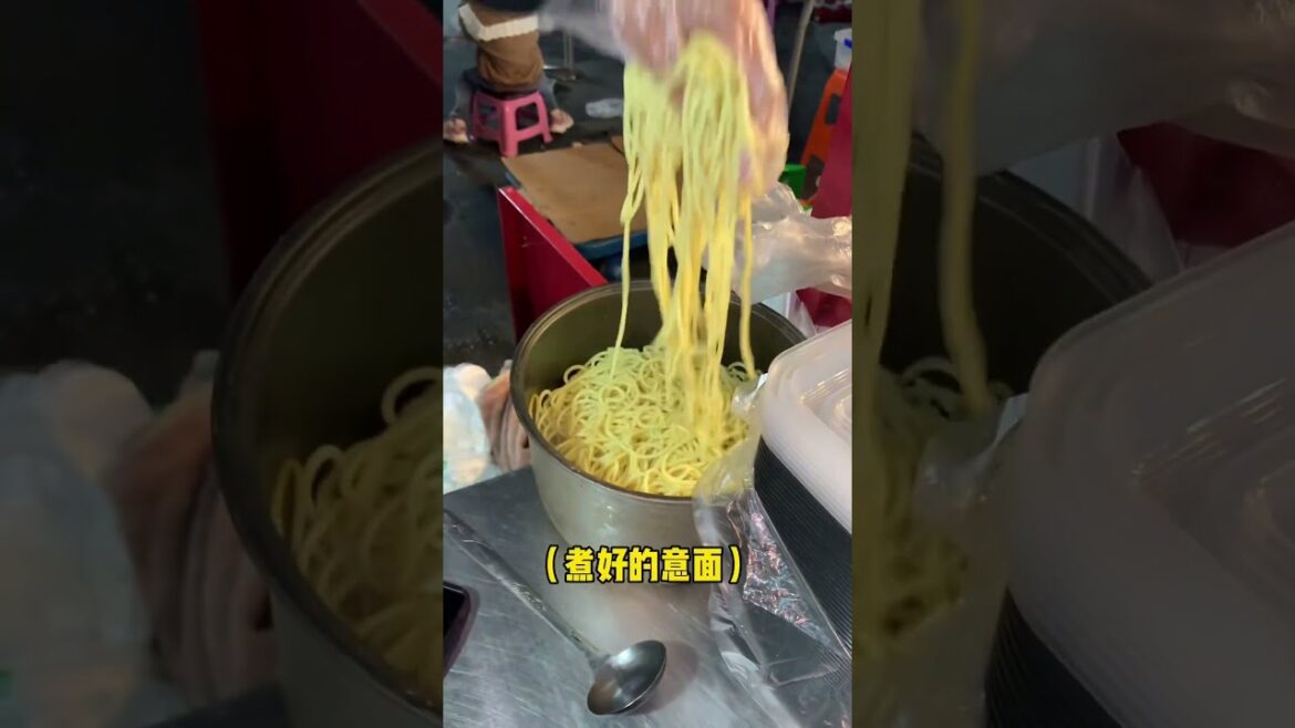 夜市的黑椒牛排配意面比餐廳裏的便宜好多，份量也更多！#shorts #streetfood #chinastreetfood #chinafood #牛排 #意面