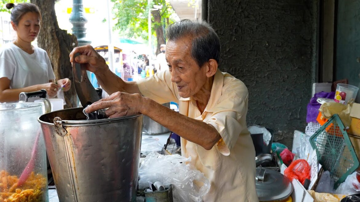 60 years of $0.5 Ginger Soup dessert stall by a 76 years old Hardworking Grandpa | Thai street food