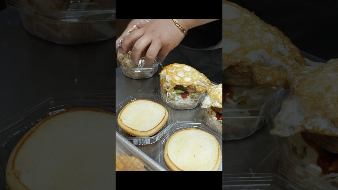 대한민국 3대 실력자 옛날 햄버거 달인? 단돈 2,500원!! 맥도날드보다 저렴한 옛날 햄버거 만들기 Homemade egg burger / street food #shorts