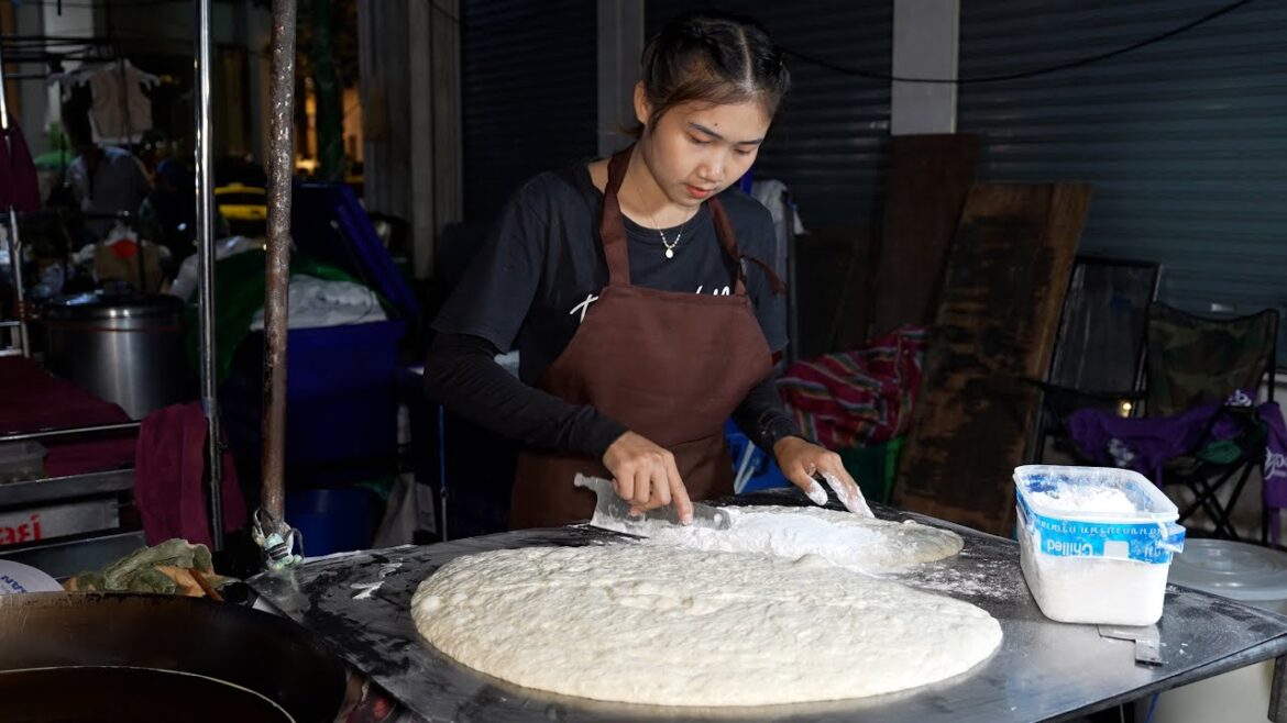ดยอดครอบครัว ร้านอาหารเช้า , ไข่เจียว ปาท่องโกแสนอร่อย  ราคาถูก เจอกันได้ที่ตลาดเช้าสีลมพัฒน์พงษ์