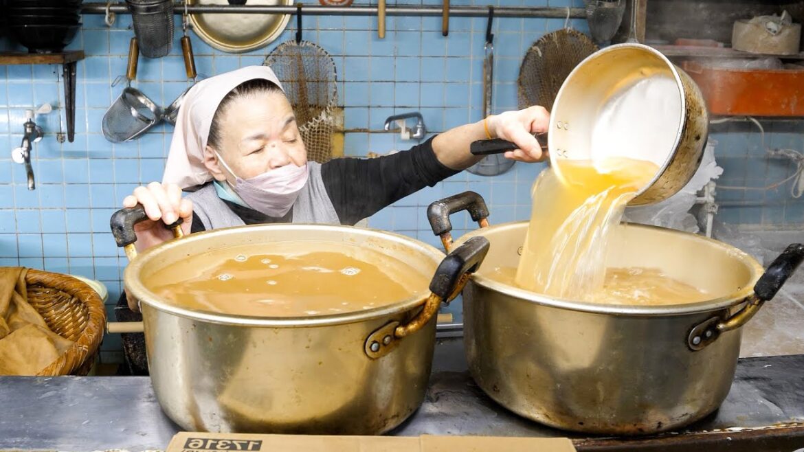 誰よりも働くスーパーおばあちゃん！天ぷらが爆売れするうどん屋さん丨Japanese Tempura Udon Noodles