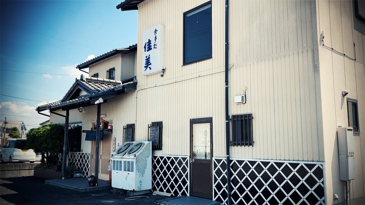 高校球児の胃袋を支えた駅前食堂で昼飲み!名物オムチャーハンはスプーンが止まらない美味さ Drinking and Eating at restaurant. ,Mie Japan. 高校球児の胃袋を支えた駅前食堂で昼飲み!名物オムチャーハンはスプーンが止まらない美味さ Drinking and Eating at restaurant. ,Mie Japan.