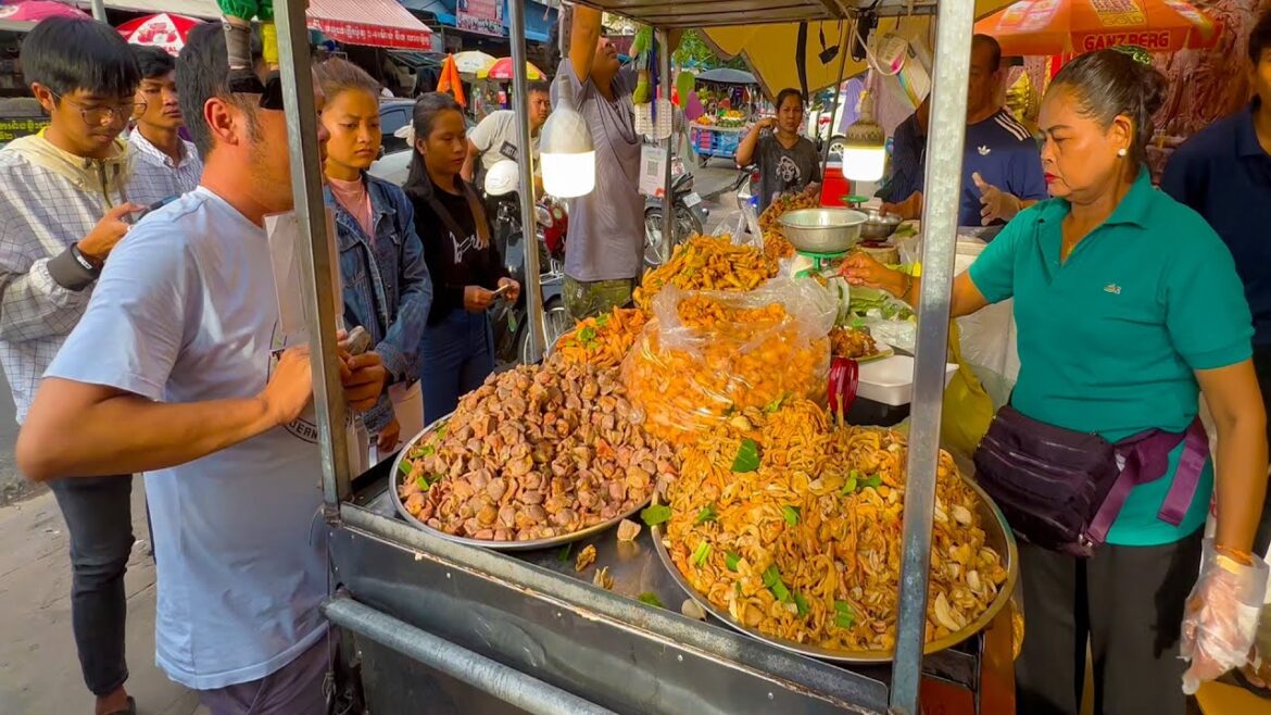 People Line Up for Crispy Fried Chicken Intestines, Hot Wings & Feet | Cambodian Street Food People Line Up for Crispy Fried Chicken Intestines, Hot Wings & Feet | Cambodian Street Food