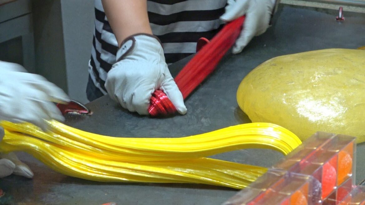 How to make musical instrument candy “Bell” – PAPABUBBLE – japanese sweets How to make musical instrument candy "Bell" - PAPABUBBLE - japanese sweets