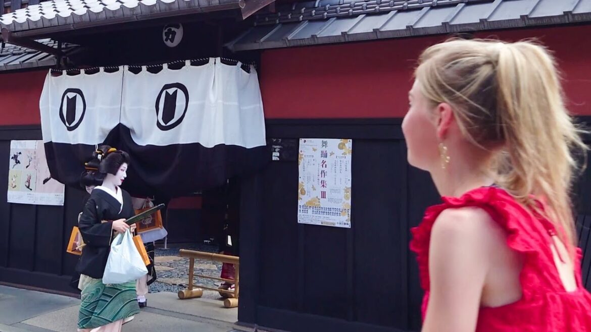 Geisha Walk Hanamikoji in Gion Kyoto 外国人観光客も感動！京都祇園、南座と花見小路をあいさつ回りに歩く舞妓さん | 紅葉が遅れている秋の京都