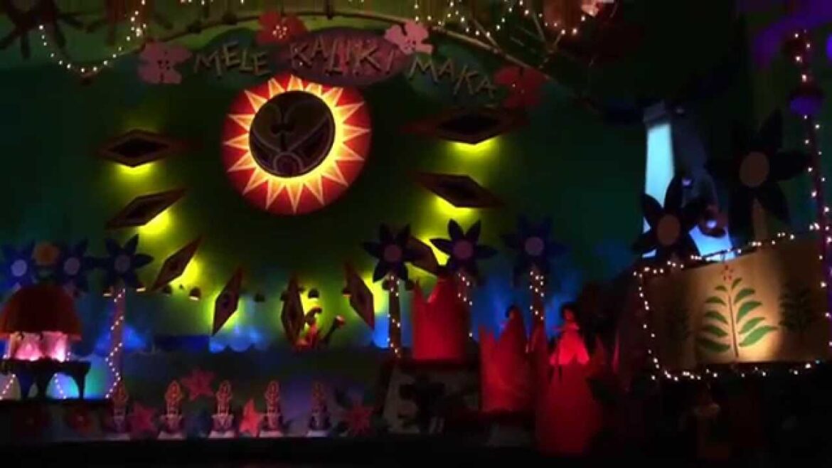 Tokyo Disneyland | It's A Small World Very Merry Holiday