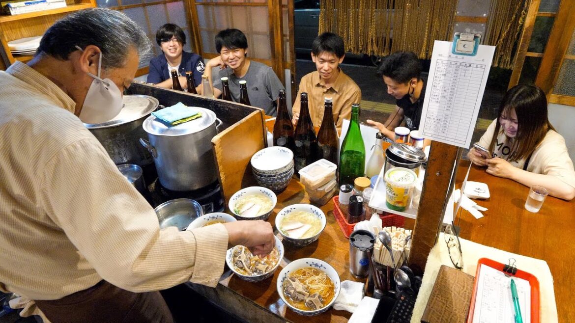 深夜のワンオペ屋台で働く男たちが作り出す一杯のラーメンに密着！japanese street food