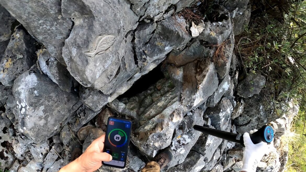 Kayaların Arasına Gizlenmiş İnanılmaz Define Haritası… Kayaların Arasına Gizlenmiş İnanılmaz Define Haritası...