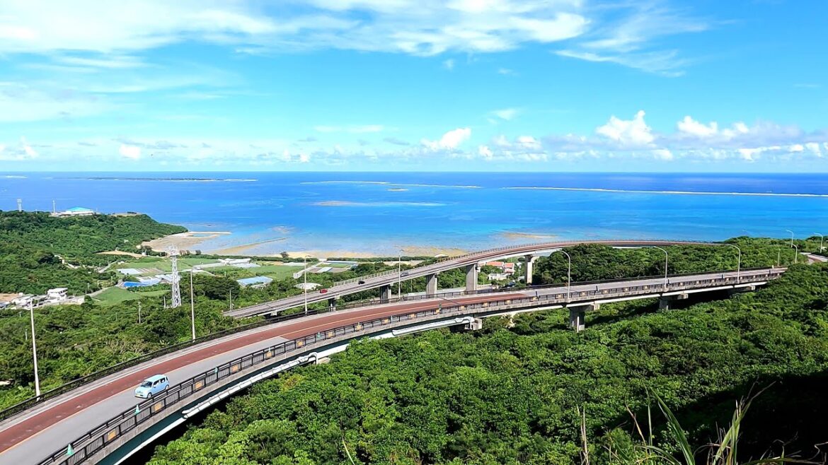 Scenery of Niraikanai Bridge (ニライカナイ橋の風景)