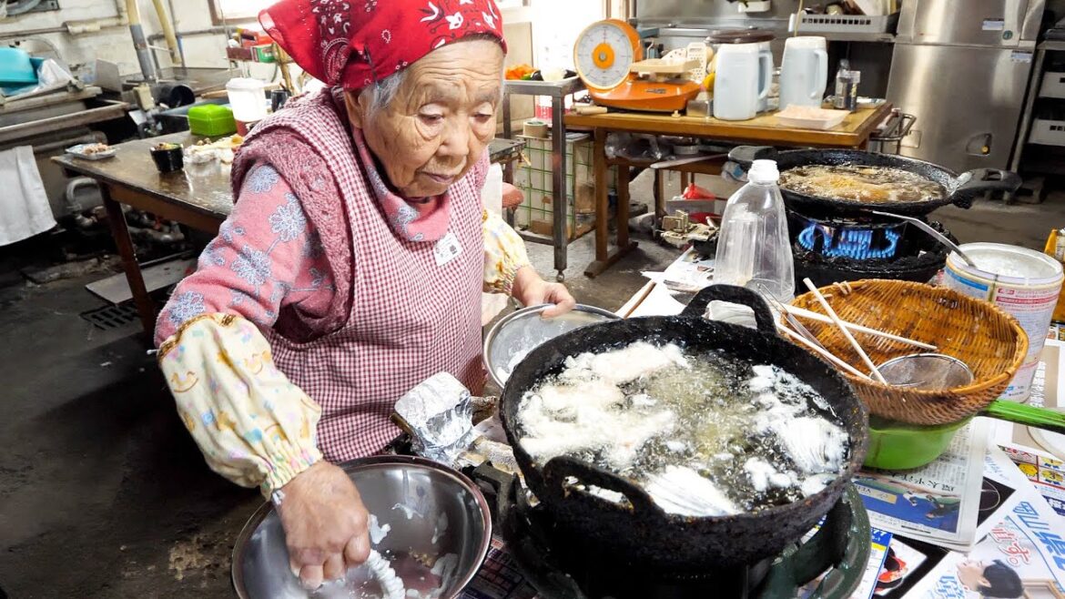 ８７歳スーパーおばあちゃんの超絶天ぷらさばきが炸裂するうどん屋さん丨Japanese Tempura Udon Noodles