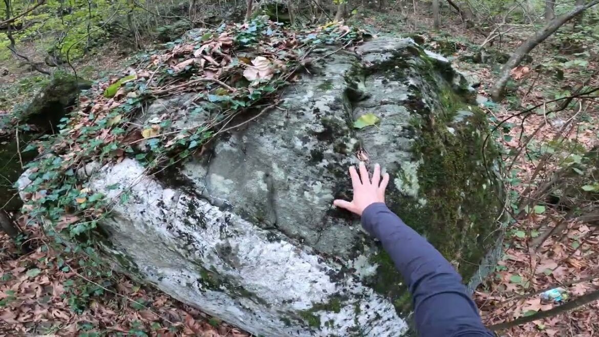 Kaya Kasasından Çıkan Küçük Ama Değerli Bir Hediye… Kaya Kasasından Çıkan Küçük Ama Değerli Bir Hediye...