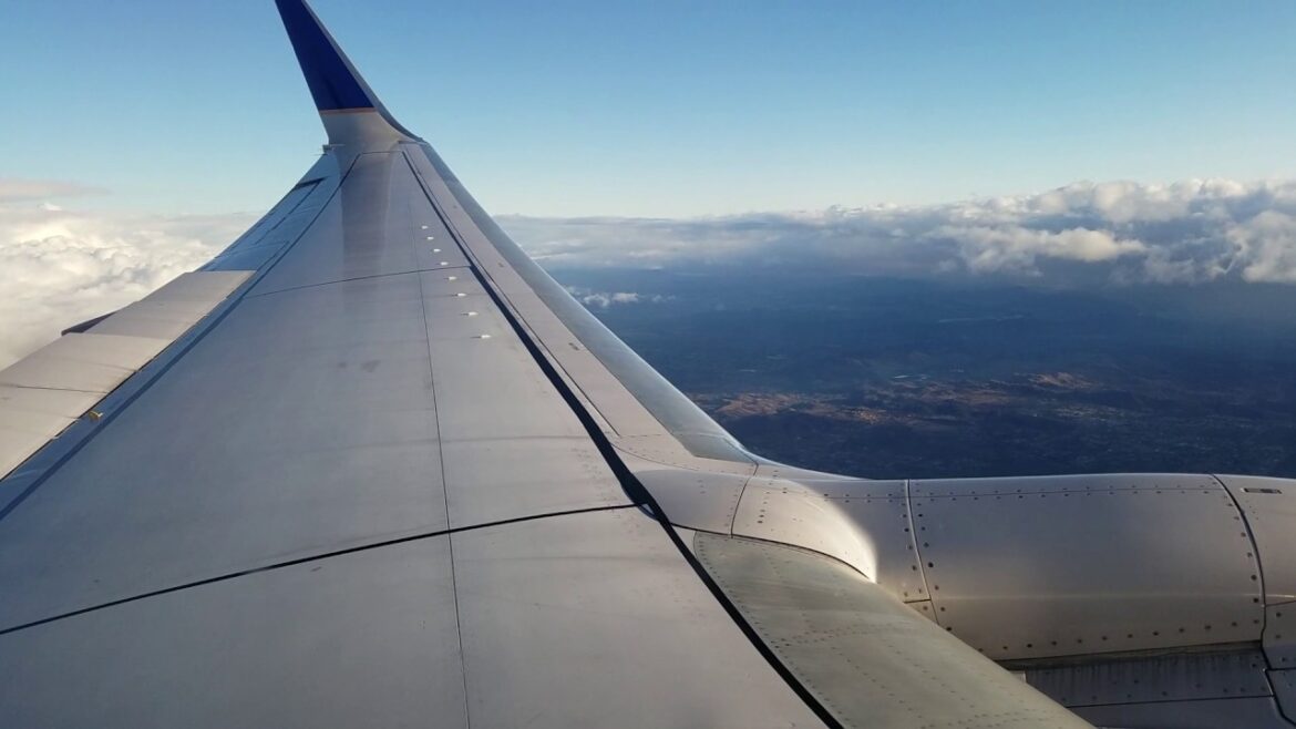 United Airlines 737-700 Approach and Landing into Orange County United Airlines 737-700 Approach and Landing into Orange County