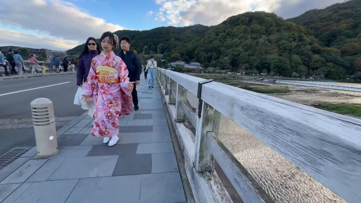 Kyoto 4K - Arashiyama - Togetsukyo Bridge Bike Ride #嵐山 #渡月橋 #大堰川 #kyoto #japan #bikingtour