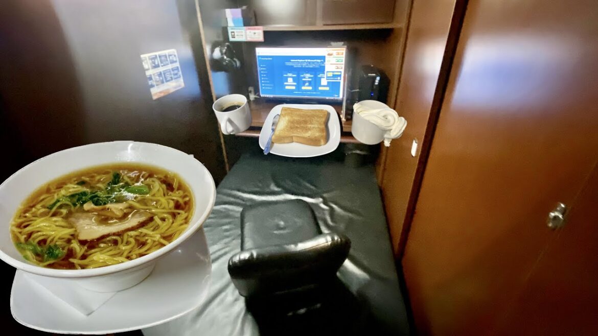Staying at a Japanese Internet Cafe: Indulging in Food and Drinks Overnight Staying at a Japanese Internet Cafe: Indulging in Food and Drinks Overnight