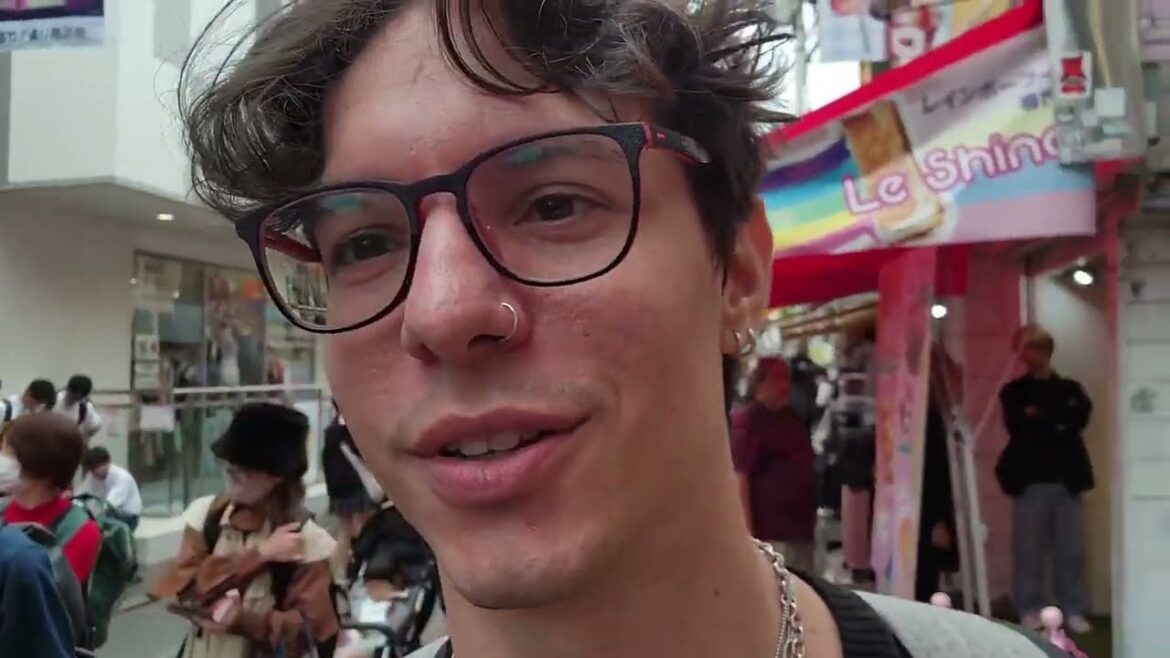 Trying JAPANESE SNACKS in Tokyo!