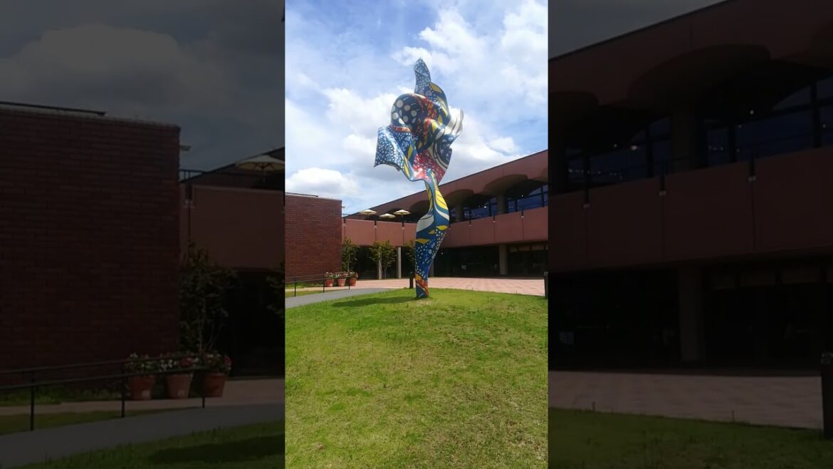 Wind Sculpture vor dem Kunst-Museum in Fukuoka (Japan 2023) Wind Sculpture vor dem Kunst-Museum in Fukuoka (Japan 2023)