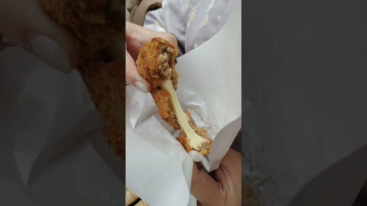 拉絲的!超好吃的炸起司肉餅!東京街頭小吃|Yummy fried chesse meet street foods in Japan 拉絲的!超好吃的炸起司肉餅!東京街頭小吃|Yummy fried chesse meet street foods in Japan