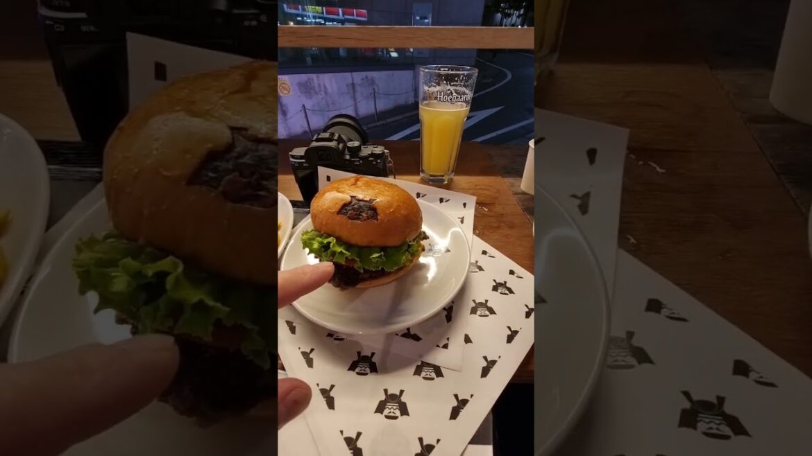 Wagyu Beef Burger de pe strada in Tokyo  #wagyu #streetfood #burger  #deliciousfood  #travel #tokyo