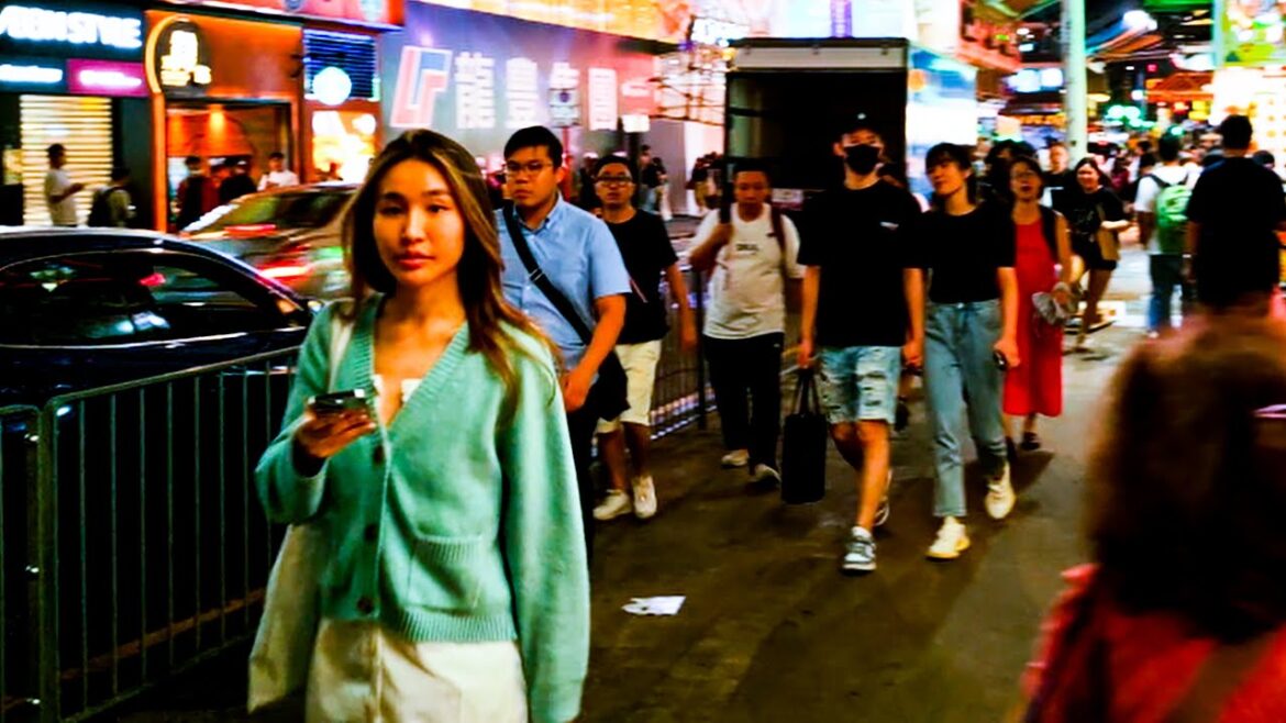 Ladies Market, Hong Kong: Street Market of Mong Kok - 香港旺角女人街晚上散步 - Night Walk, 4K