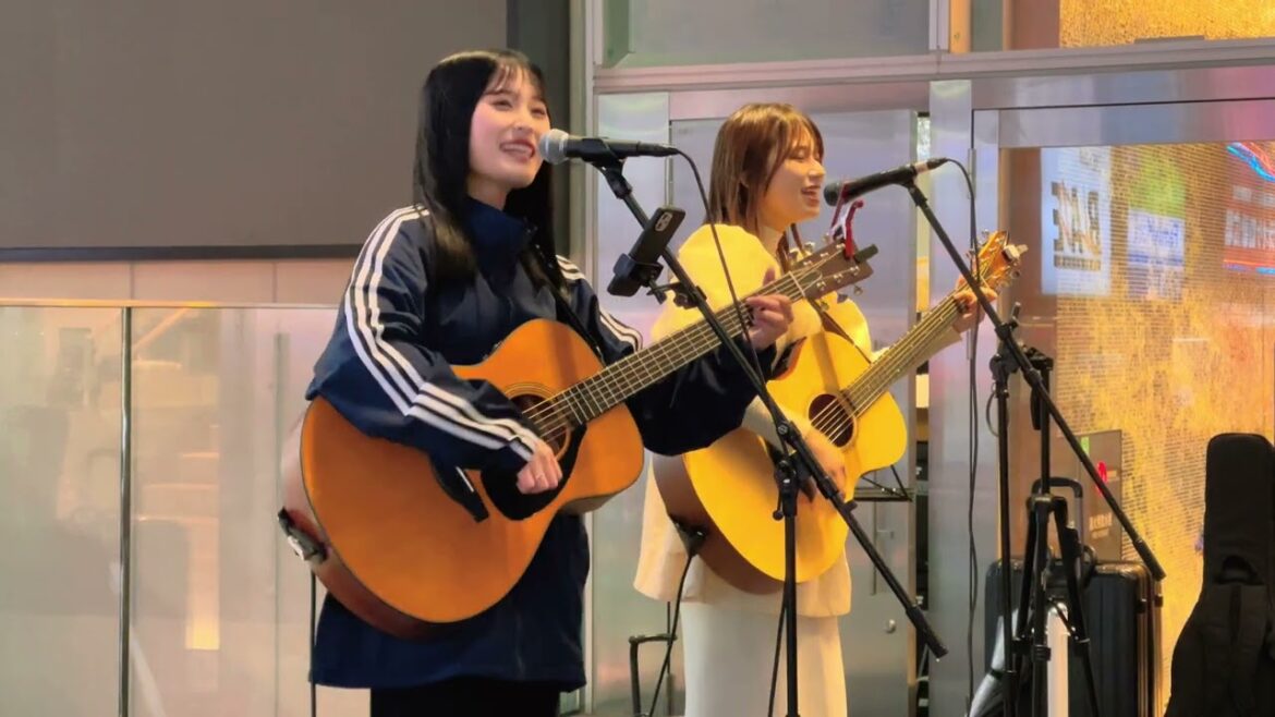 【4k hdr】Two cute girls singing in Kabukicho in Shinjuku Tokyo Japan | My Story