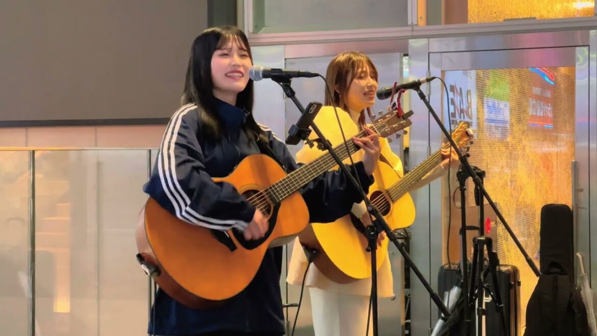 【4k hdr】Two cute girls singing in Kabukicho in Shinjuku Tokyo Japan |